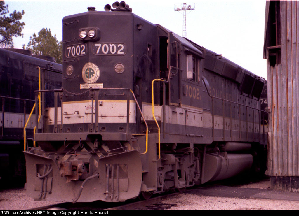 SOU 7002 sits beside the engine house in Glenwood Yard